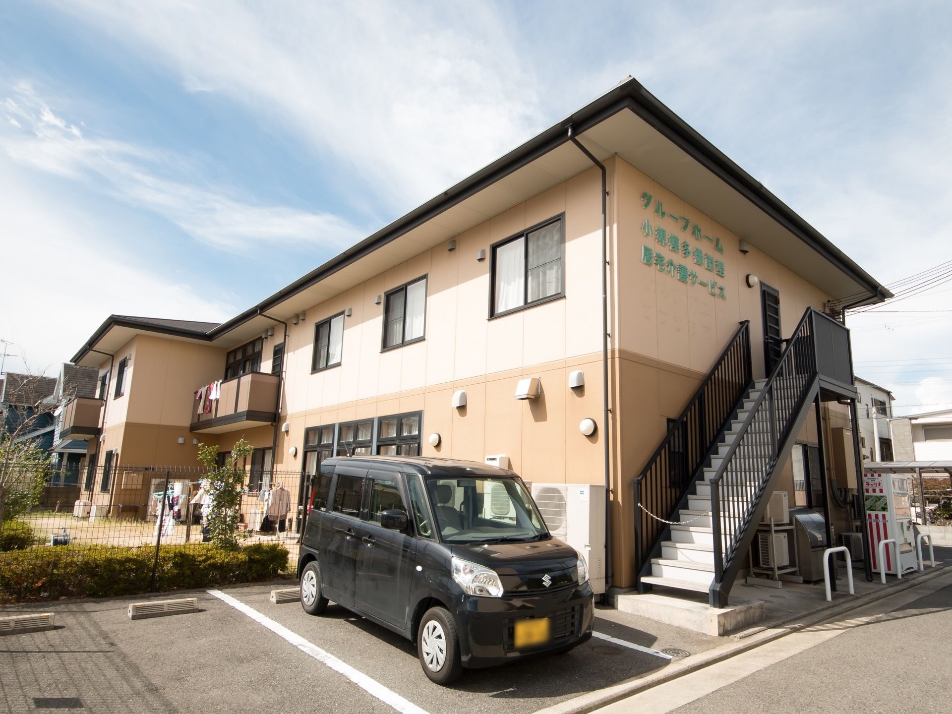 ２階建ての鉄筋コンクリート製の建物で、２階へと登れる外階段がある。施設前は駐車スペースが設けられている。