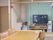 小上がりの畳の敷かれたスペースがあり、テレビが用意されている。カーテンで区切った奥側は収納スペースになっている。
