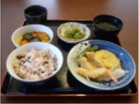 「グループホーム アムール岸和田」食膳 豪華な料理がいつも、お盆の上を賑わせている