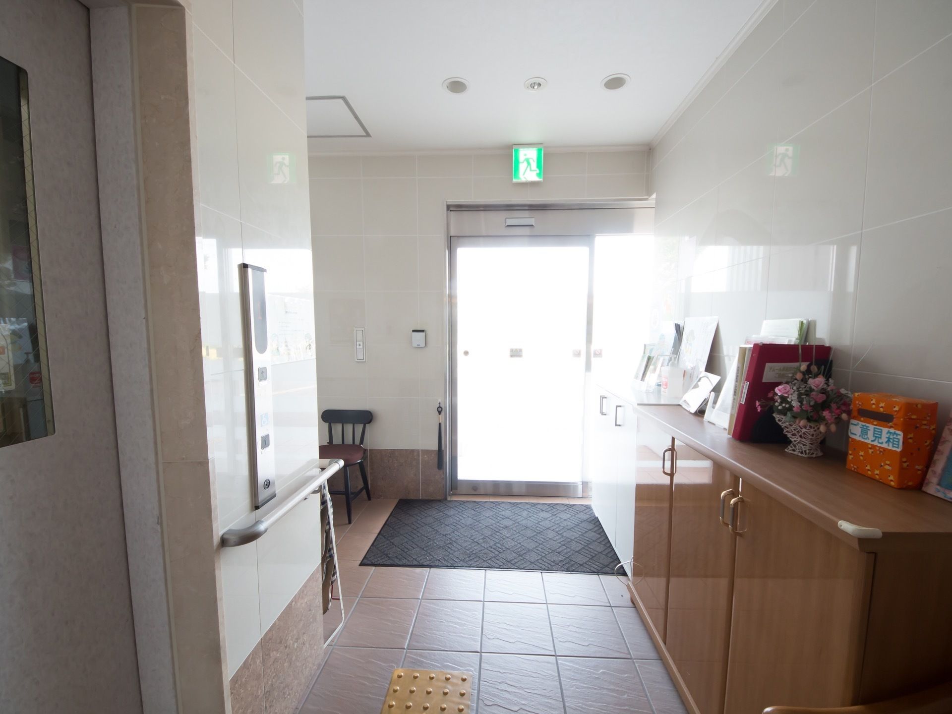玄関は自動ドアになっていて、外から自然光が差し込んでいる。館内入ってすぐの場所にエレベーターが完備されている。