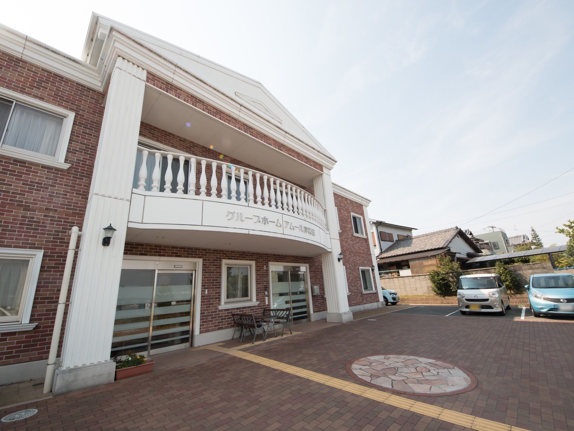 レンガ調の洋館のような佇まいの建物である。建物前には広い駐車場が完備されている。入口までは点字ブロックが敷かれている。