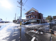 晴れた日の住宅街と道路