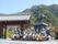 入居者が並んでいる神社前