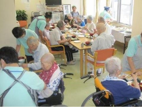 共有スペースにいる入居者