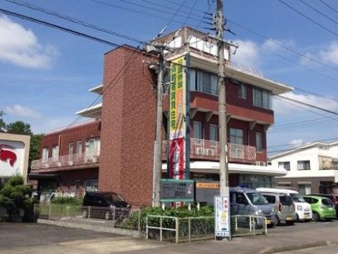 赤い建物の介護施設の外観