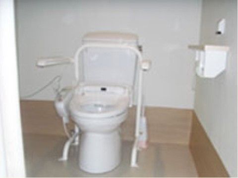 白い手すりのあるトイレ