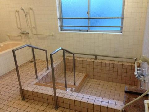 多くの手すりがあるトイレ