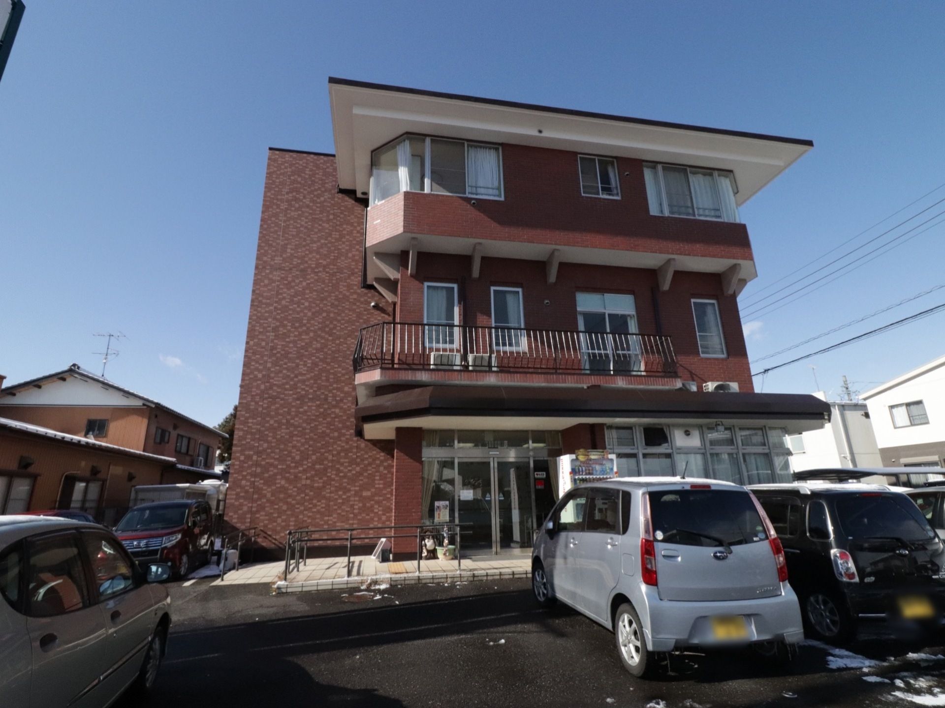 閑静な住宅地に立地しレンガ調造りの３階建ての施設である。入口前面に駐車場を完備している。入口左側にはスロープを配備している。