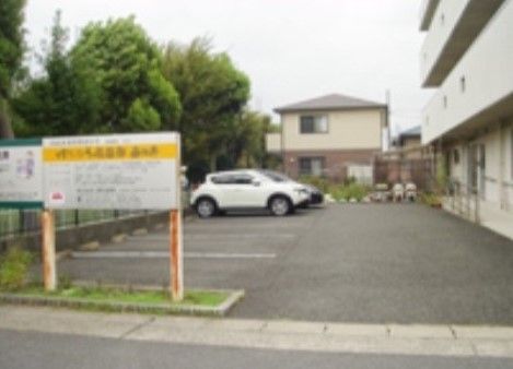看板が設置されている駐車場