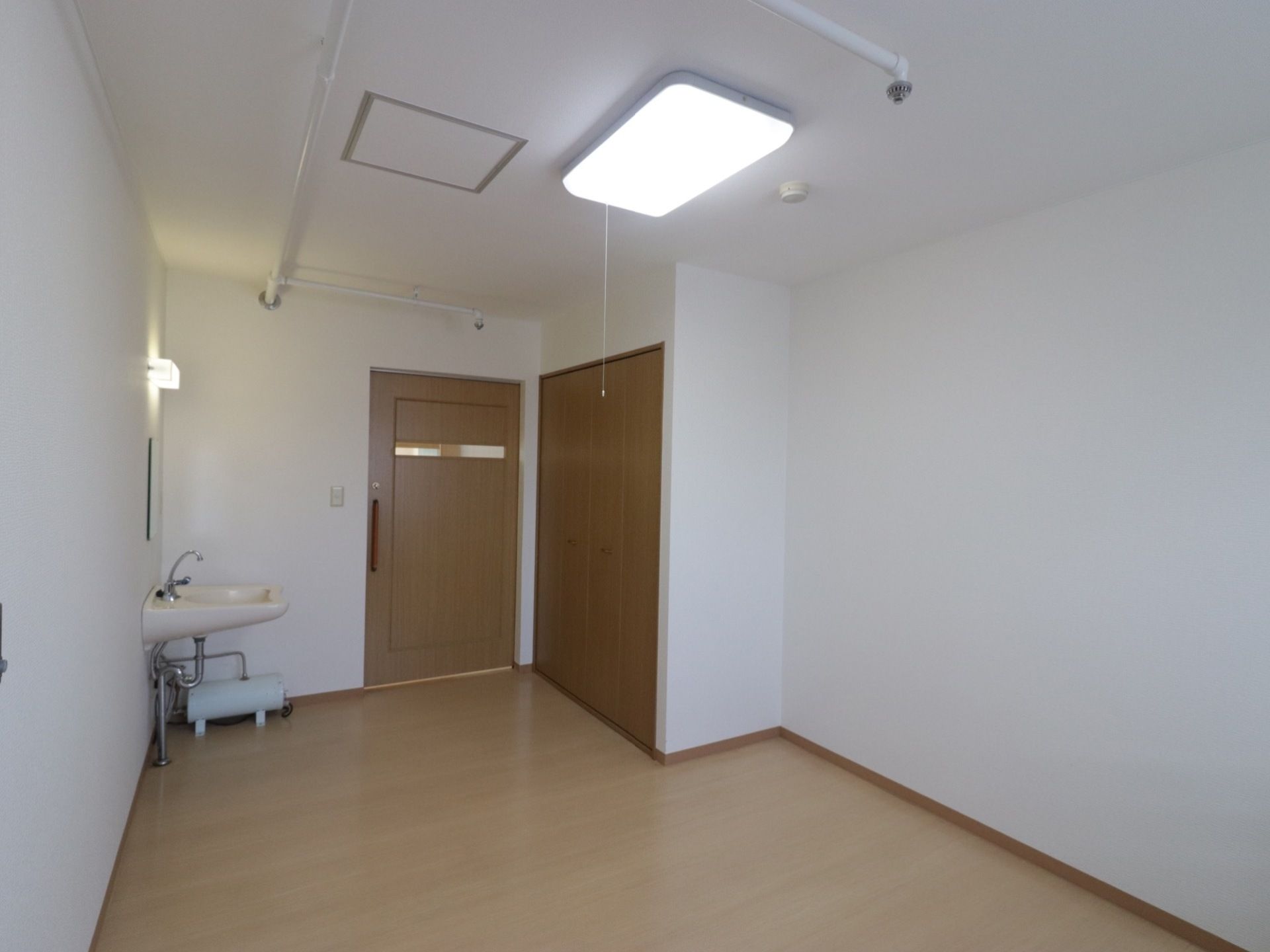居室にはスプリンクラーを備え付けており、防災環境を整えている。クローゼットがあり収納スペースを確保している。
