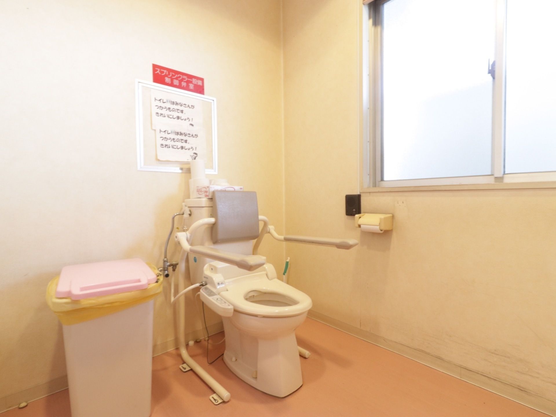 トイレには大きな腰高窓があり、換気が十分に行える。ナースコールや手すりが設置され、安全に利用することができる。