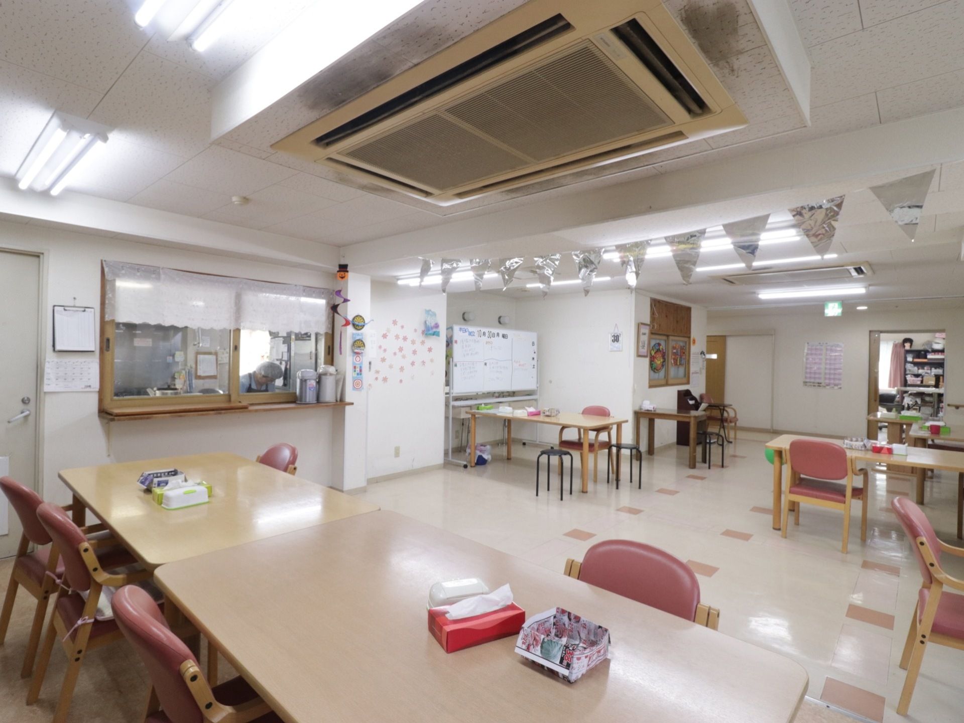 厨房と隣接しており、出来たてで温かい食事をとることができる。温かい食事は、食欲を増進させ健康維持につながる。