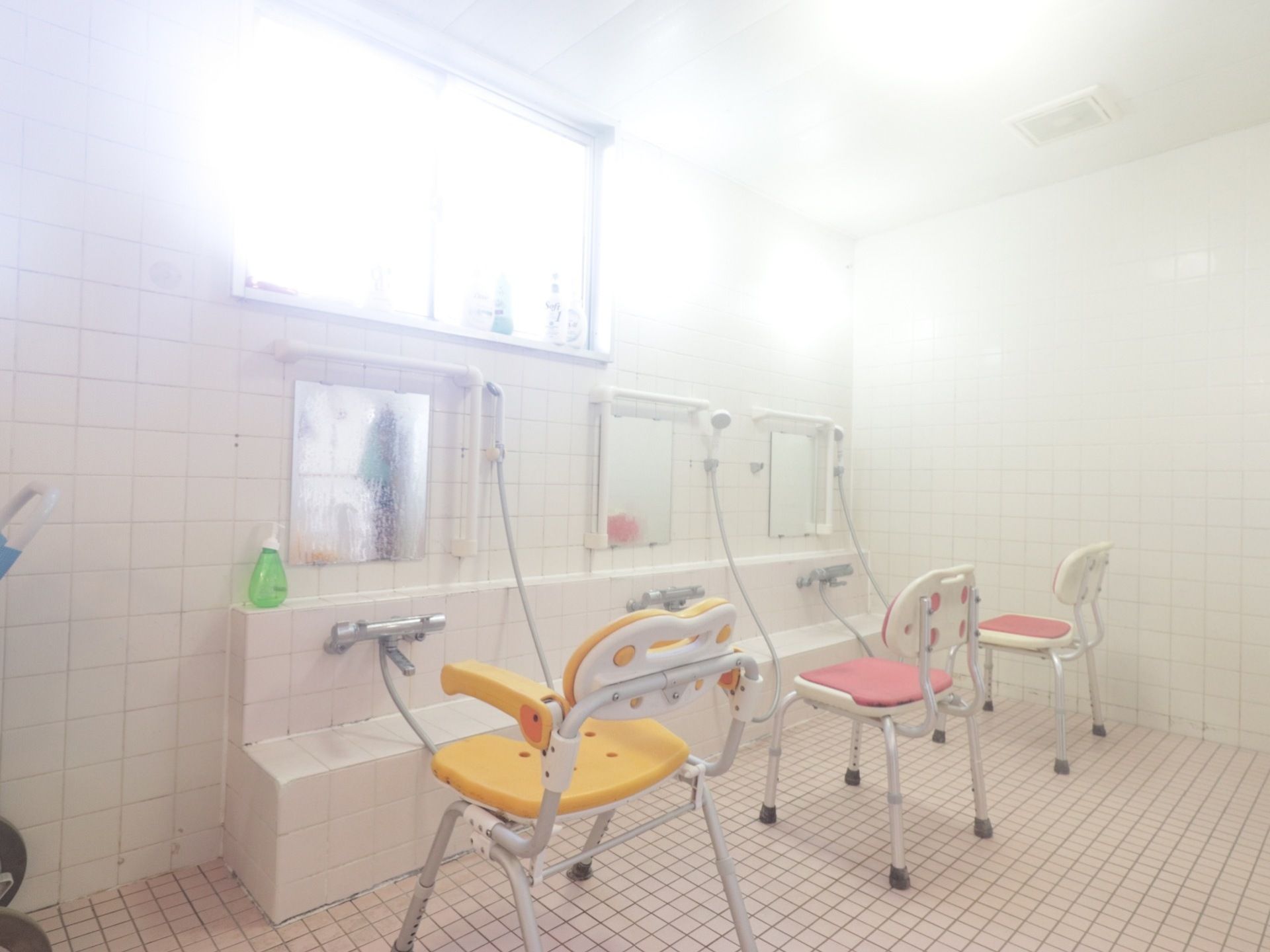 浴室の洗い場にはシャワーと椅子があり、座ったまま洗うことができ便利である。窓があり換気を十分に行え衛生的である。