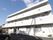 ３階建ての建物である。入口には長く緩やかなスロープと手すりが設置されている。車椅子や杖を使用しての移動も安全に行える。
