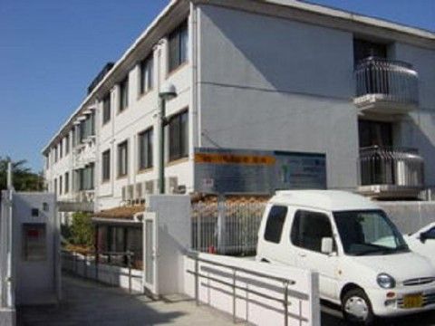 灰色の建物の介護施設