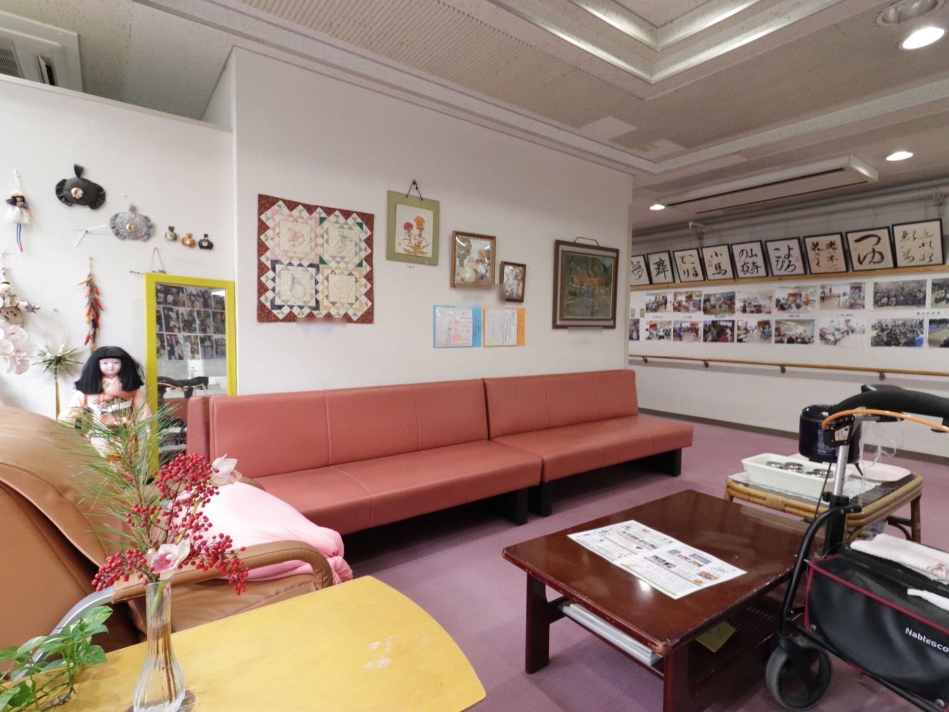 ラウンジや廊下には入居者様が作成した作品が展示してある。テーブルには自由に飲めるお茶が準備してある、憩いの場所。