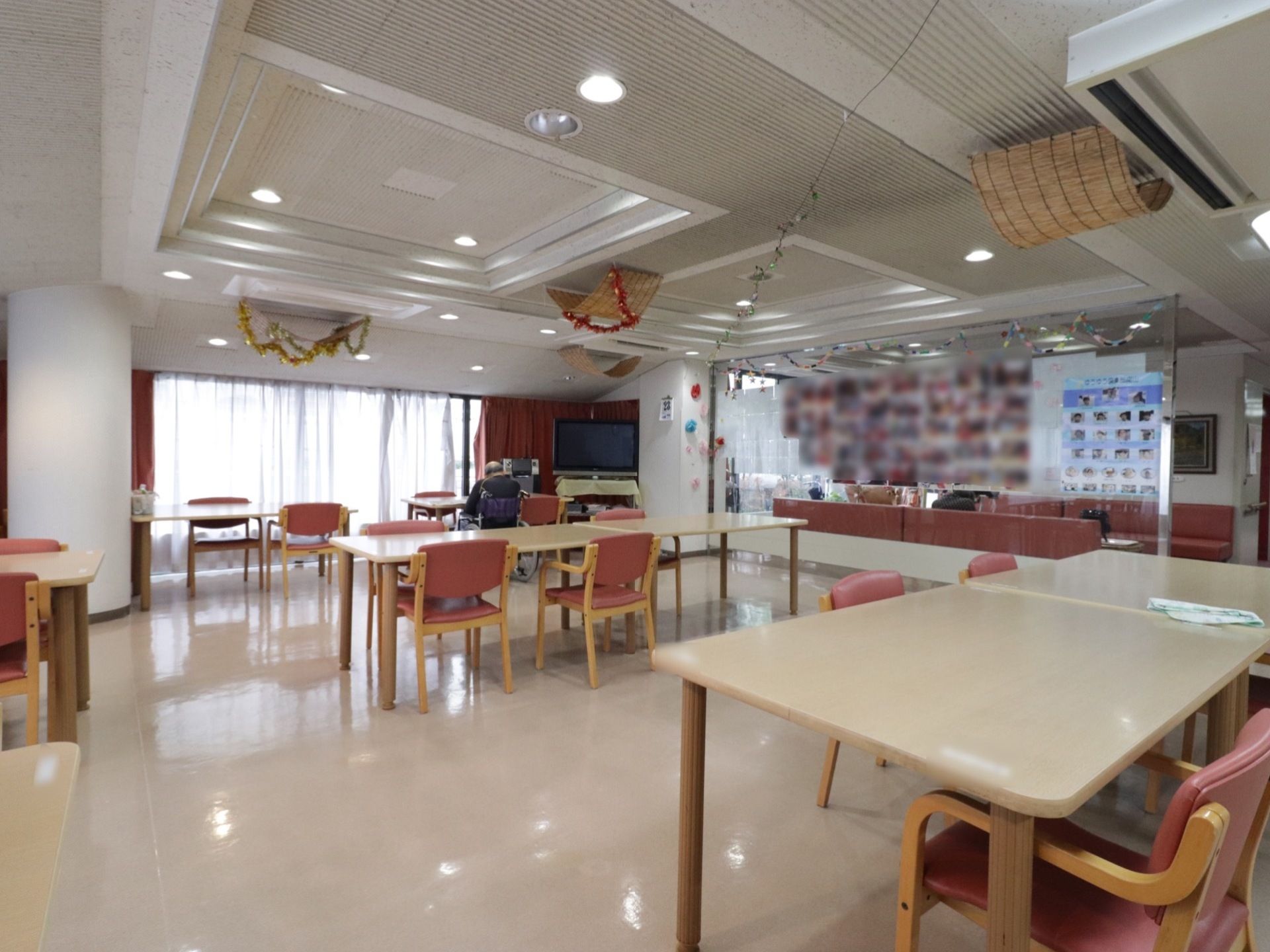 食堂では朝昼夜に加え、おやつの時間もある。テレビやカラオケも設置され、楽しく過ごせる場所となっている。