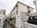 大きめのアパート風の外見をした建物である。白い扉から入口にかけ、コンクリートの下りスロープになっている。
