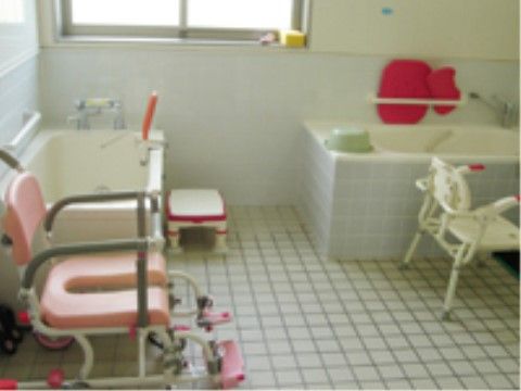 シャワーチェアが３つある浴室