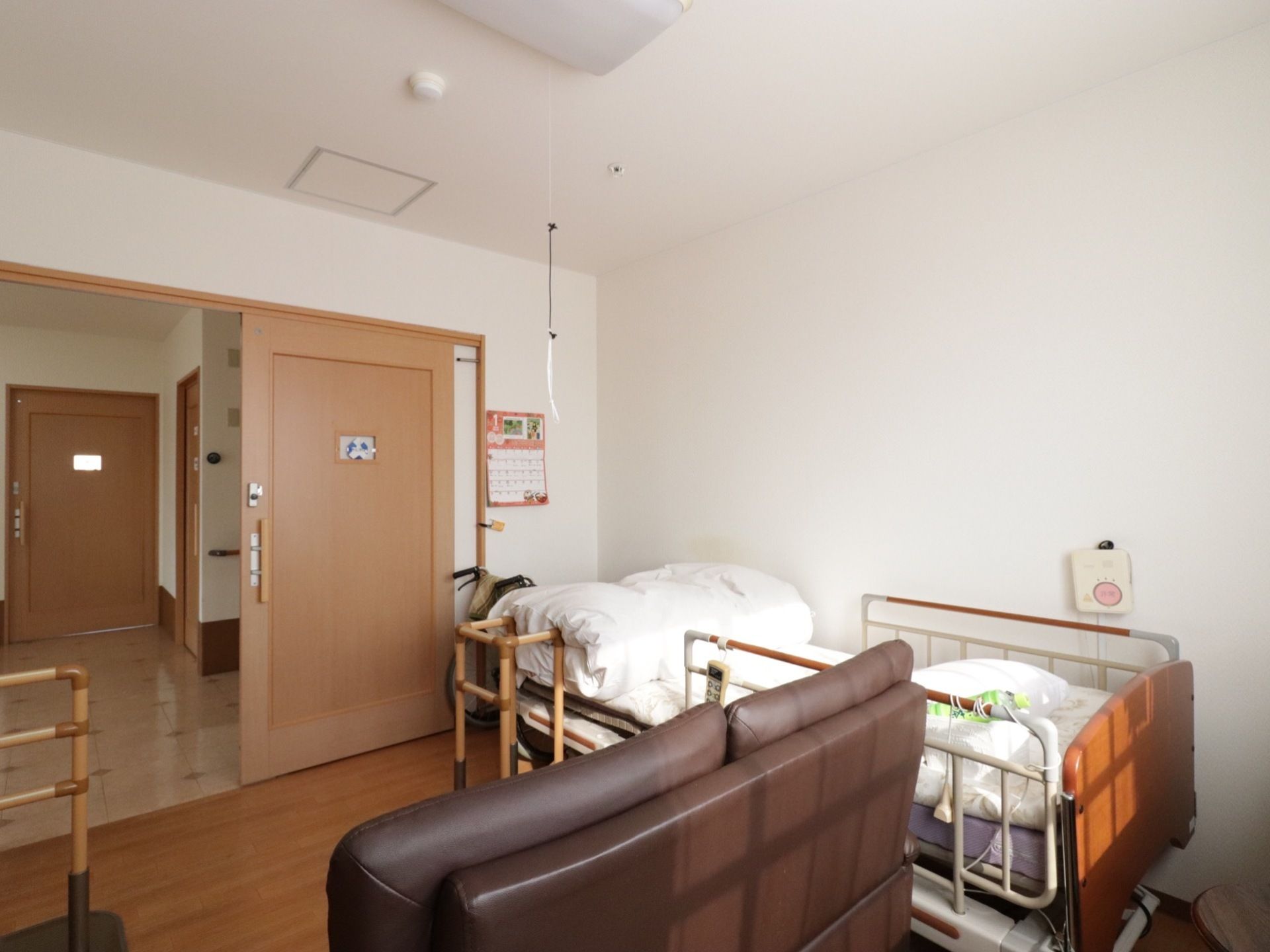 居室は、フラットなフローリングになっている。電動介護ベッドやナースコール、照明器具が完備されている。
