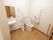 共同のトイレなので、綺麗に使用する貼り紙が掲示されている。壁にＬ字手すり、可動式手すりも備え付けられている。