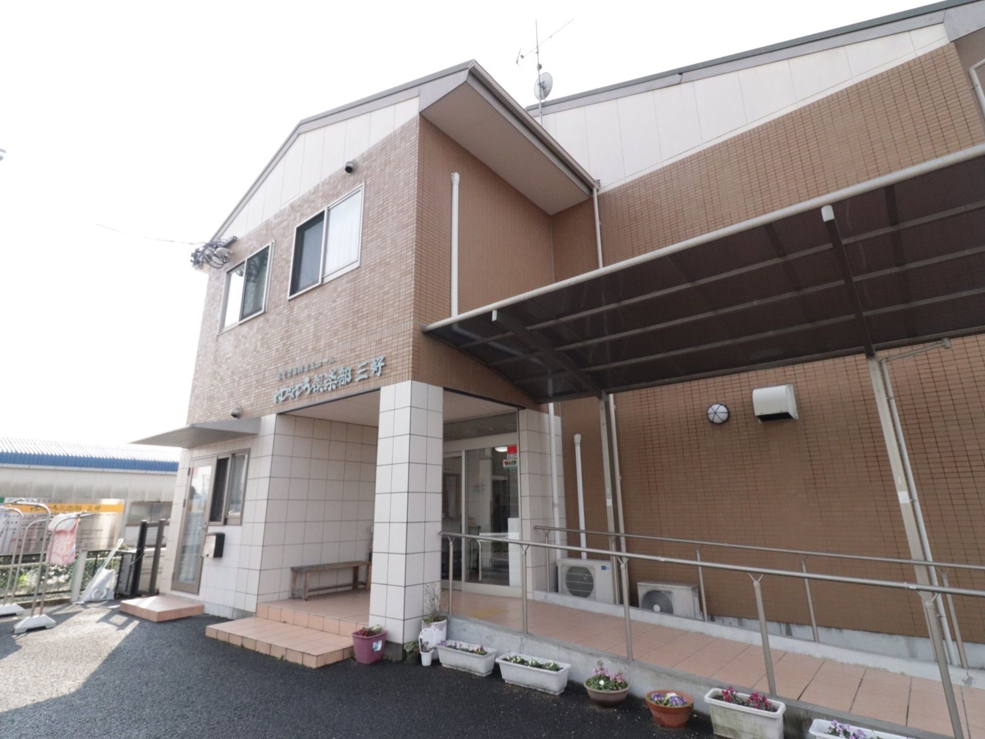 手すりが設置されている玄関