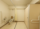 介護施設内のトイレと廊下