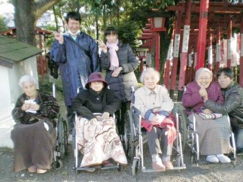 外出レクリエーション中の入居者
