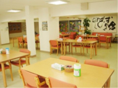 椅子やテーブルが設置された共有スペース