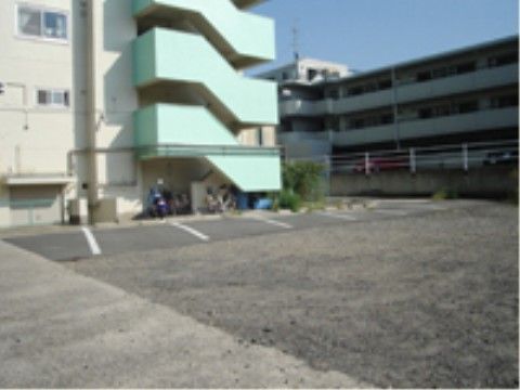 駐車場のある外観