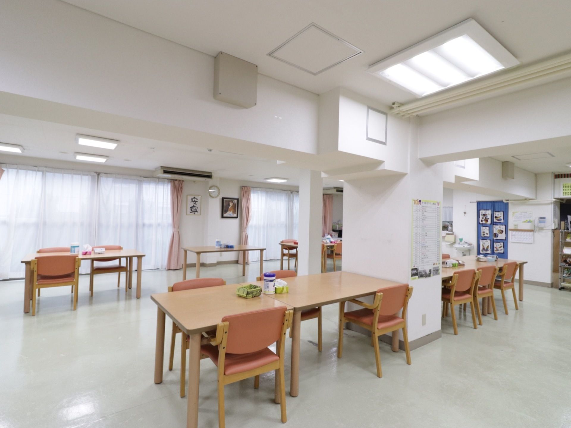 広々とした空間の食堂は、大きな窓が複数あるので、日中は太陽の温かい陽がたくさん差し込み、明るい空間になっている。
