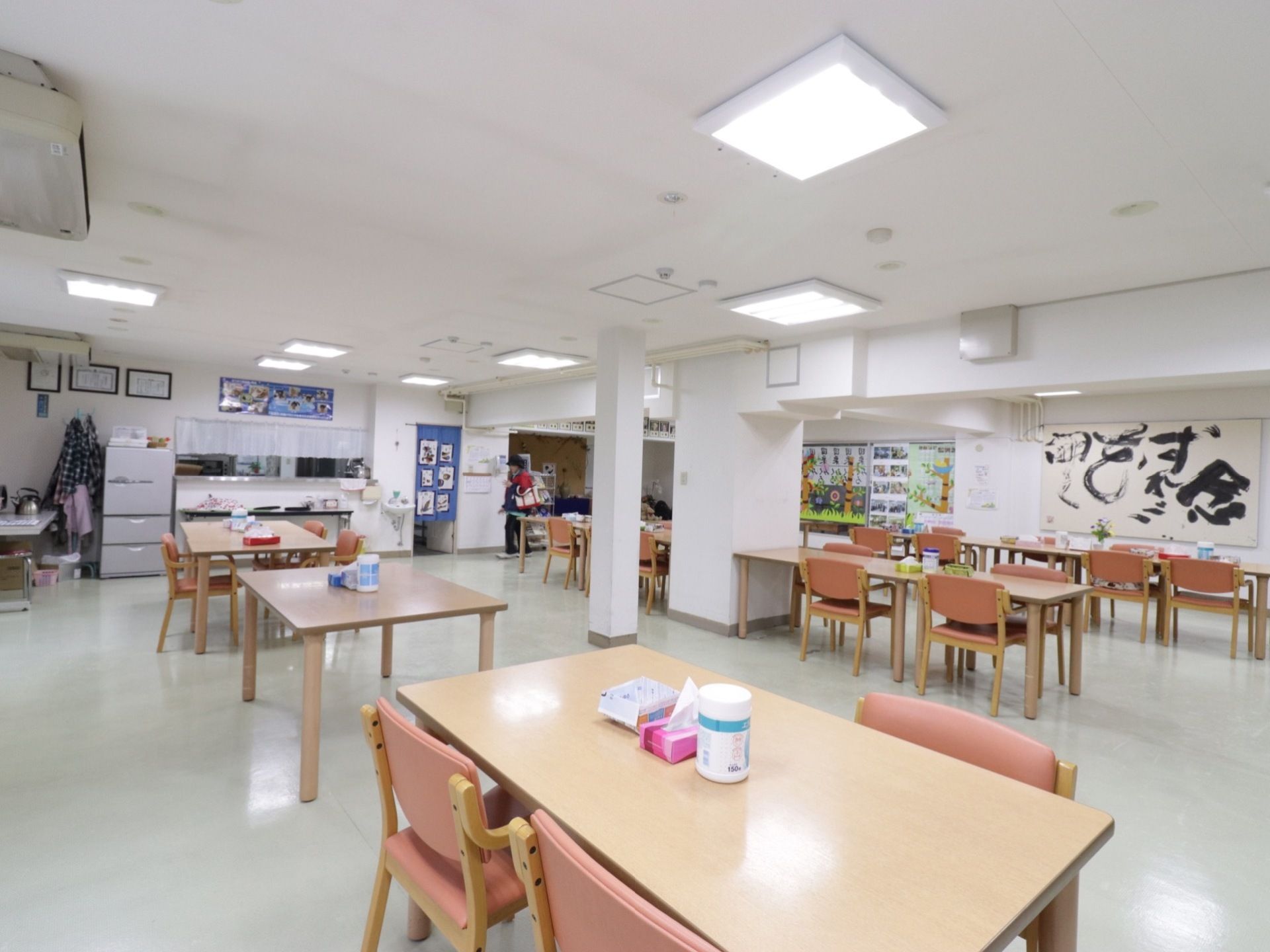 食堂にある複数のテーブルは間隔を広くとって配置されている。通路が広いので車椅子でもストレスなく行動できる。