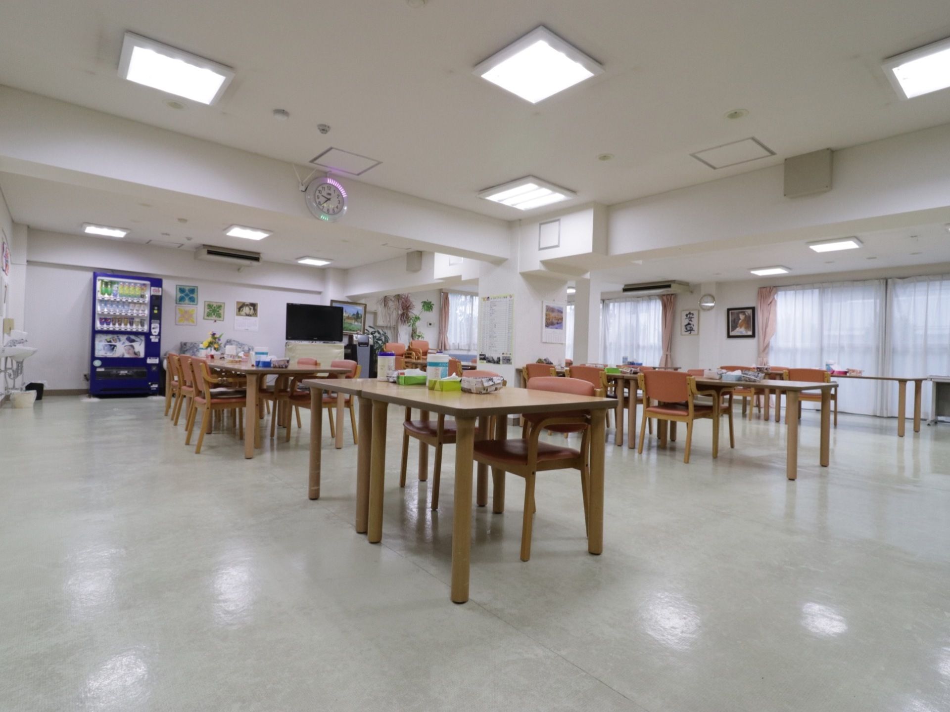食堂に置かれたテーブルの上には、それぞれティッシュペーパーなどが置かれている。よく使うものなのでとても便利。
