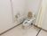 背あてとひじ掛けが追加された洋式トイレが設置されている。壁にはL字の手すりやナースコールが付いているので、安心である。