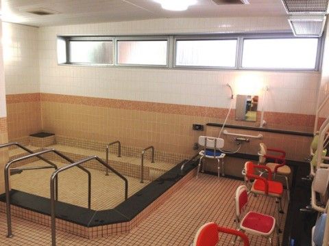 赤いシャワーチェアが設置されている浴室