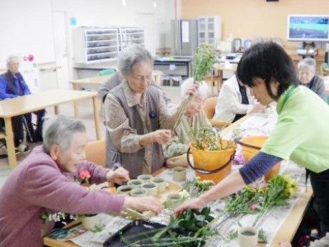 多彩なレクリエーションをする入居者