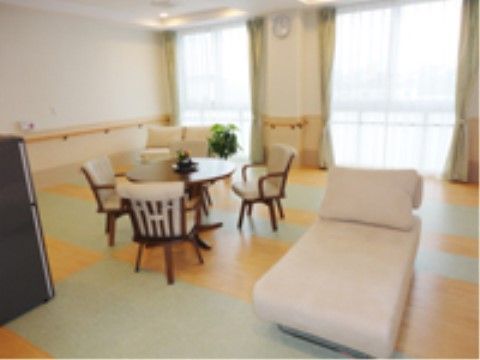 テーブルや椅子が設置されているラウンジ