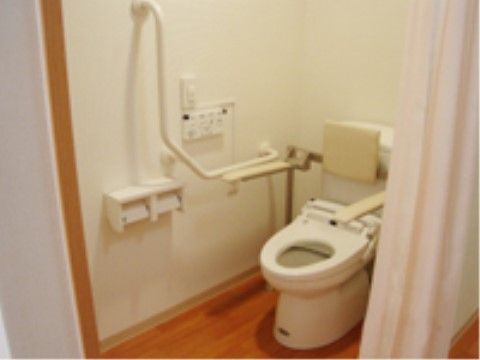 L字の手すりが設置されているトイレ