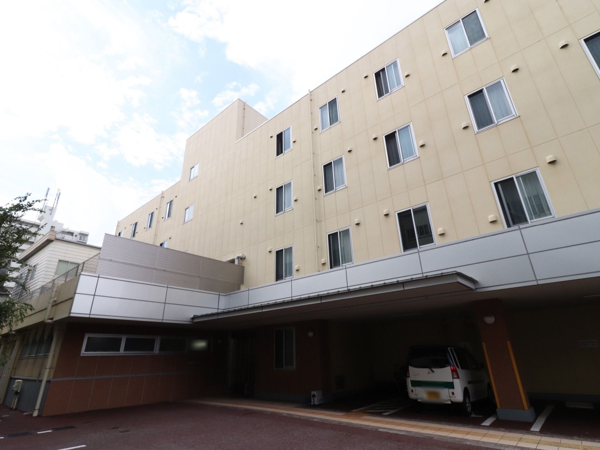 施設の駐車場は1階部分にあり屋根が付いて安心して停められる。車いす専用なので、濡れずい移動できる。4階建ての大きな施設。