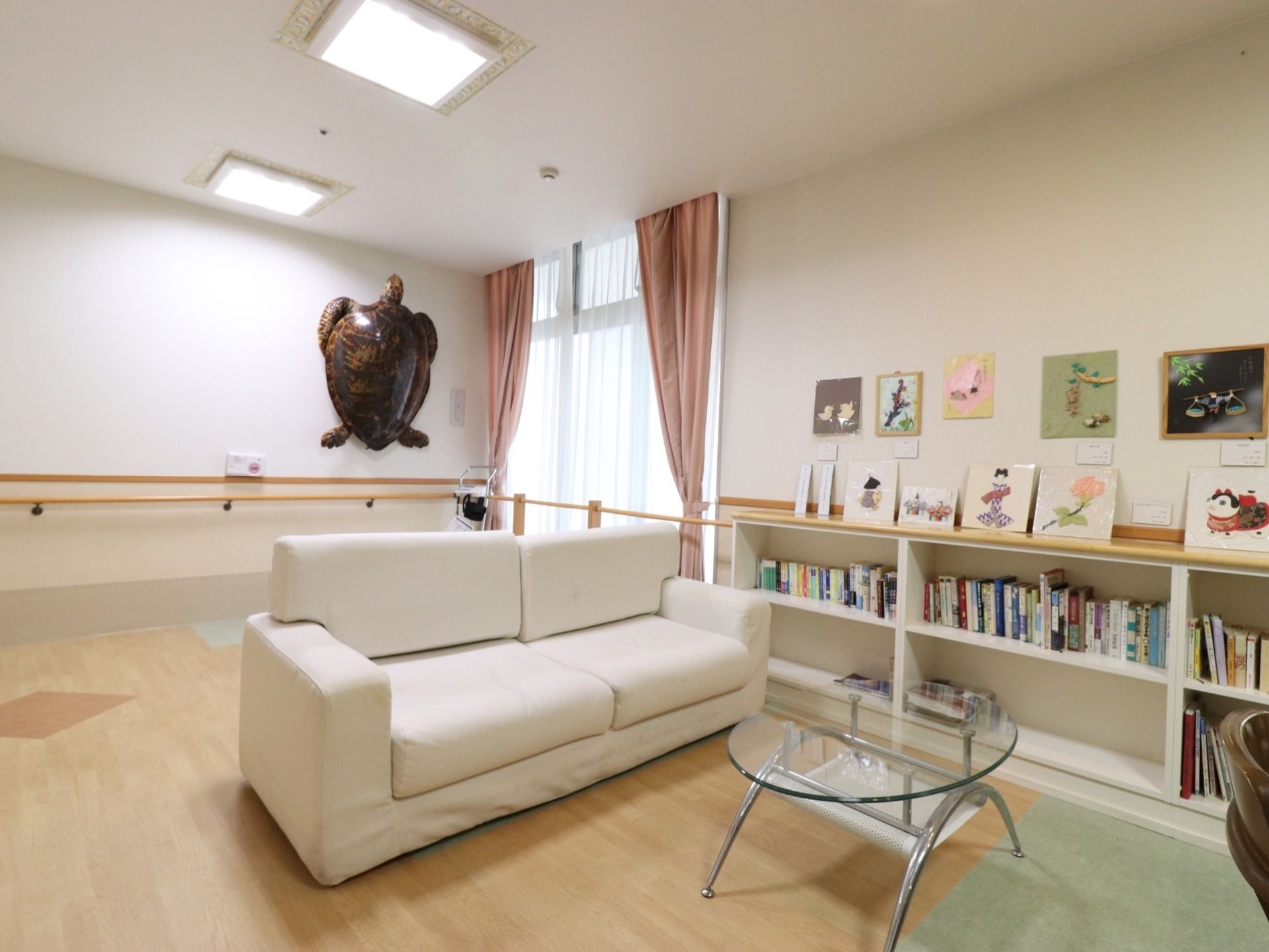 ソファ席のある談話スペース。お一人で読書に使うも良し。周囲に手すりが取り付けてあり、安心して移動できる。