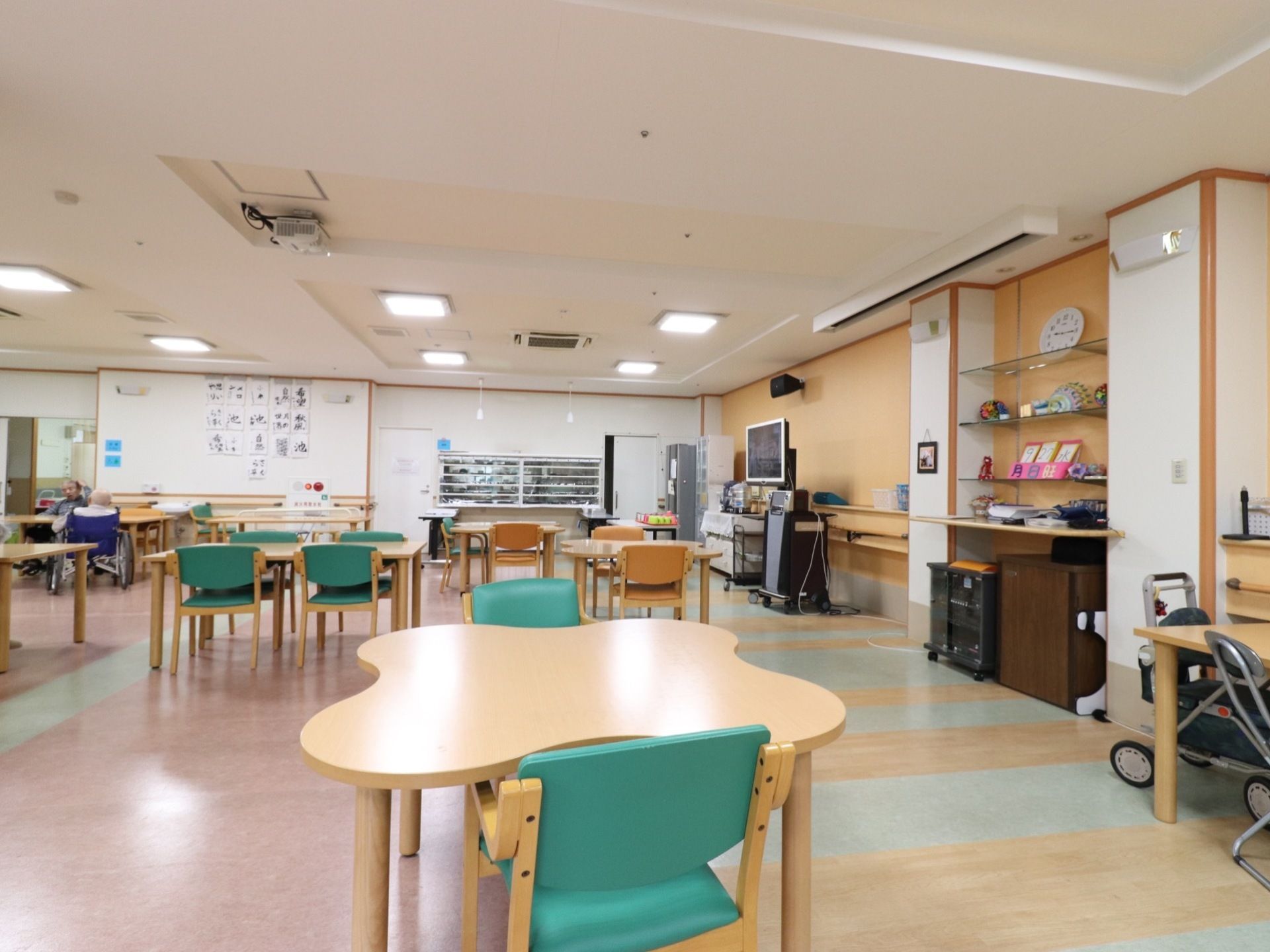 テーブル同士の間隔がとても広くとってある食堂は、機能訓練室としても使う。広々スペースの部屋になっている。