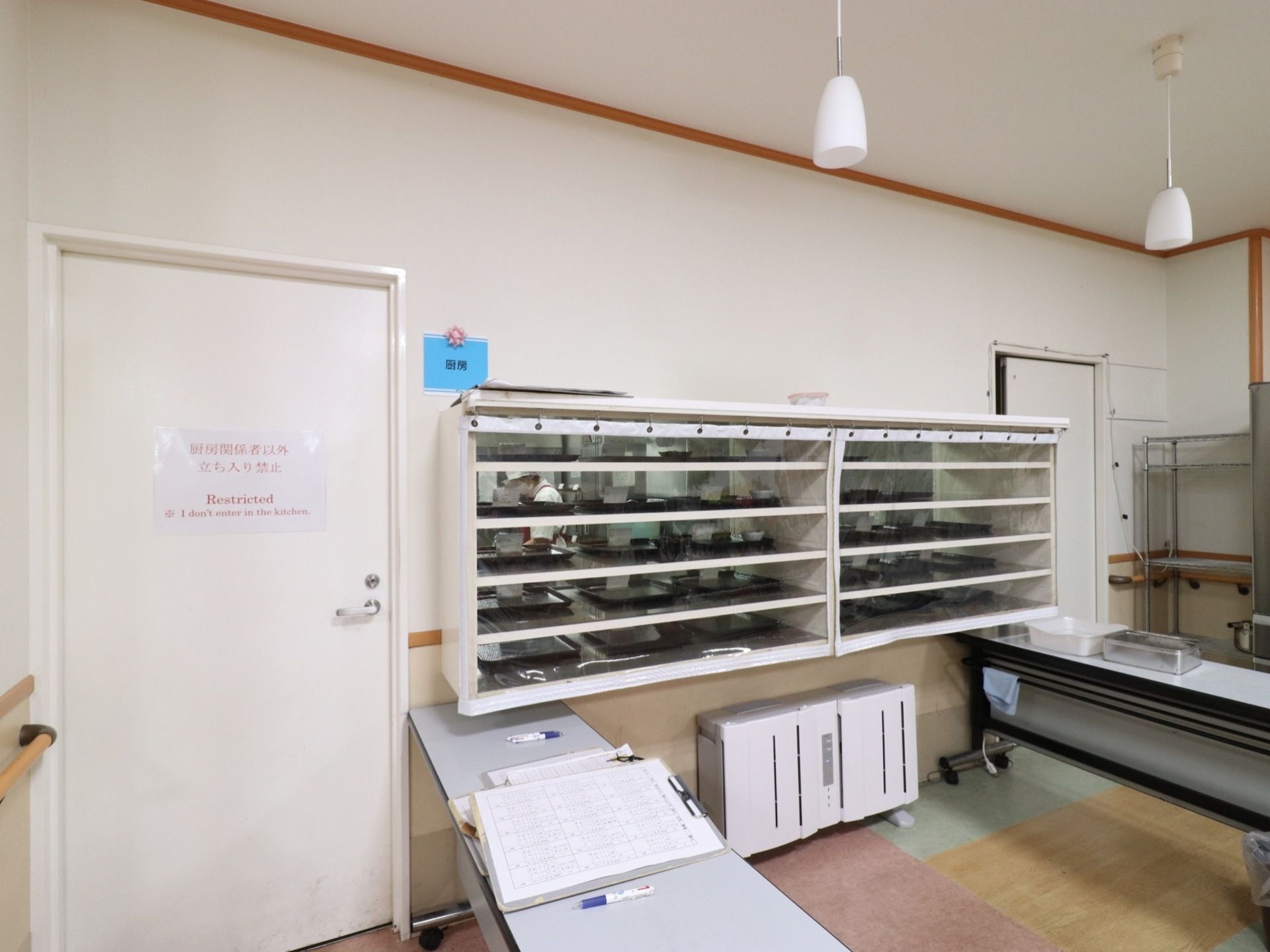 食堂の隣には厨房があり、でき立ての温かい栄養バランスの取れた食事がすぐに出されて食べることができる。
