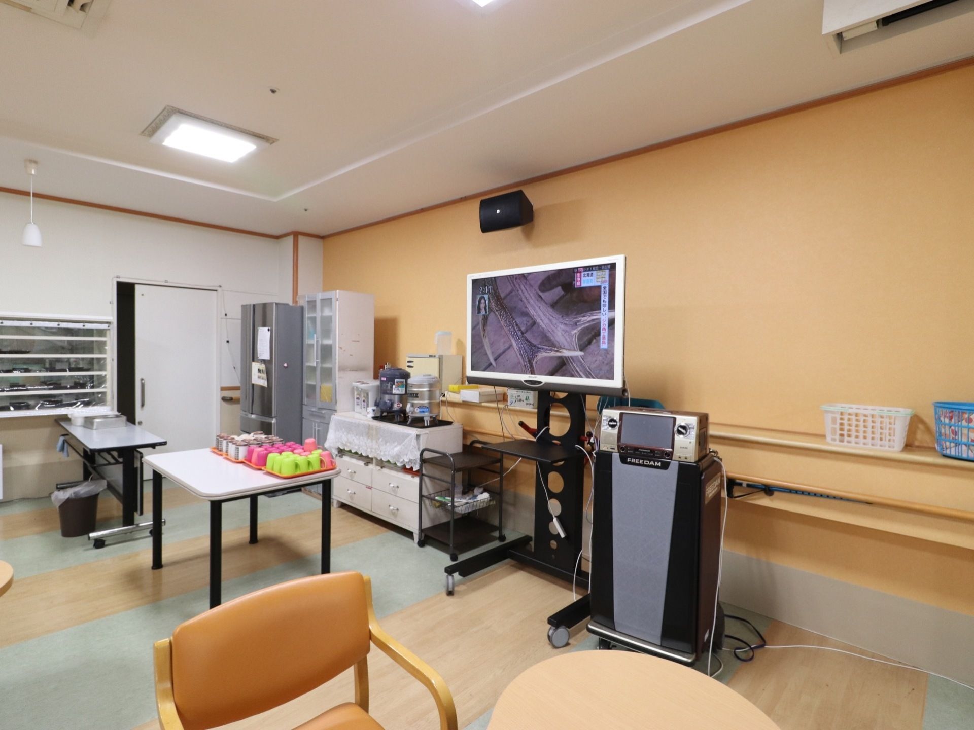 食堂の端に大画面のテレビがあり、カラオケの機械も設置されている。食事や訓練以外でカラオケなどで楽しく過ごせる。