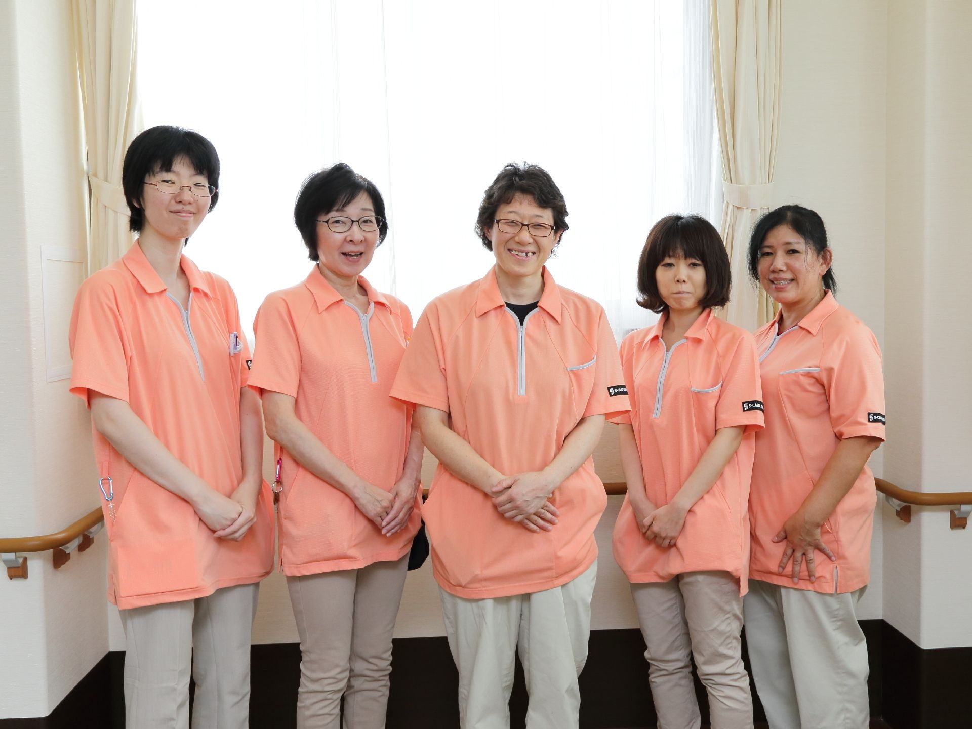 スタッフの笑顔の集合写真