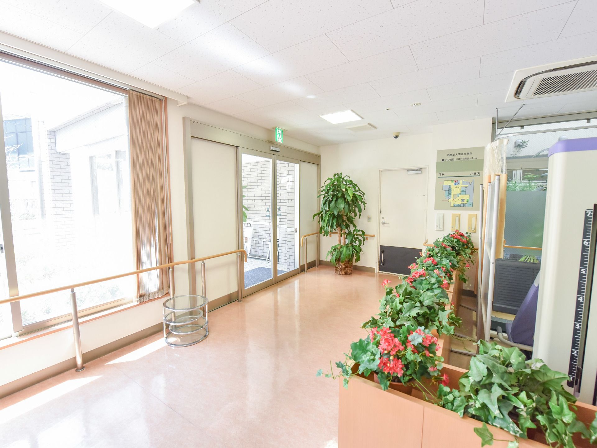 植物を配したエントランスホール。赤い花が南国のような雰囲気を作っている。
