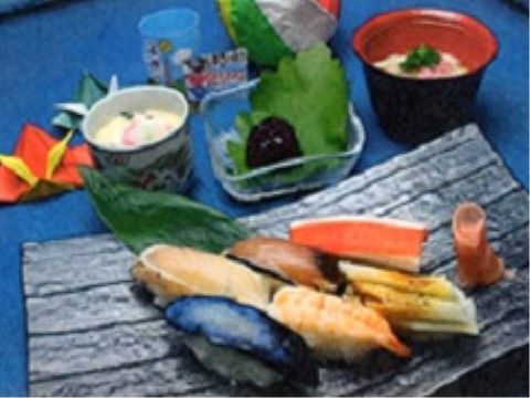 おしゃれなお皿に乗ったお寿司。茶碗蒸しなどのサイドメニューも充実している。