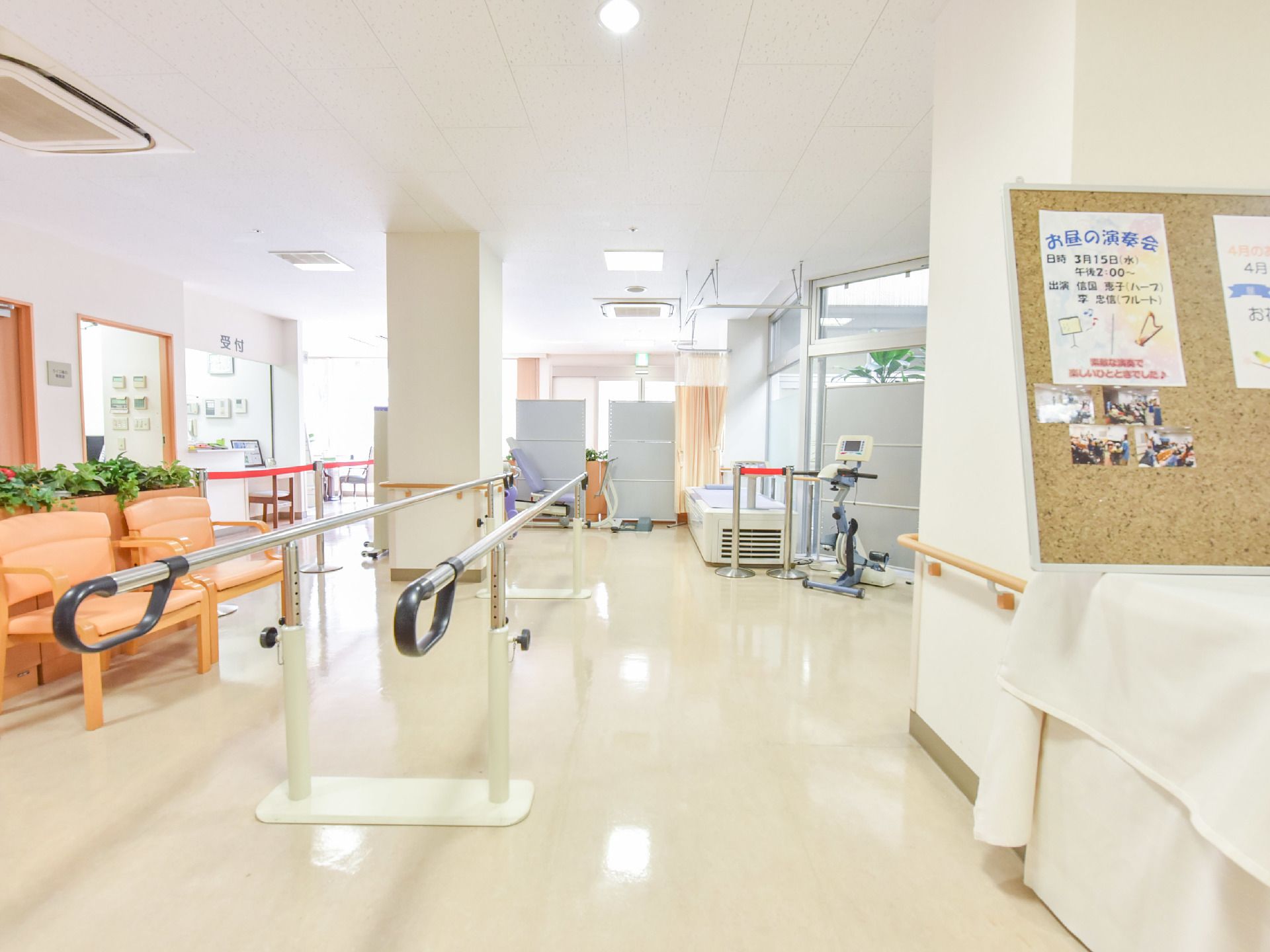 リハビリ室には平行棒も設置されているのでそれを利用した様々なリハビリや運動が可能です。横には椅子もあります。