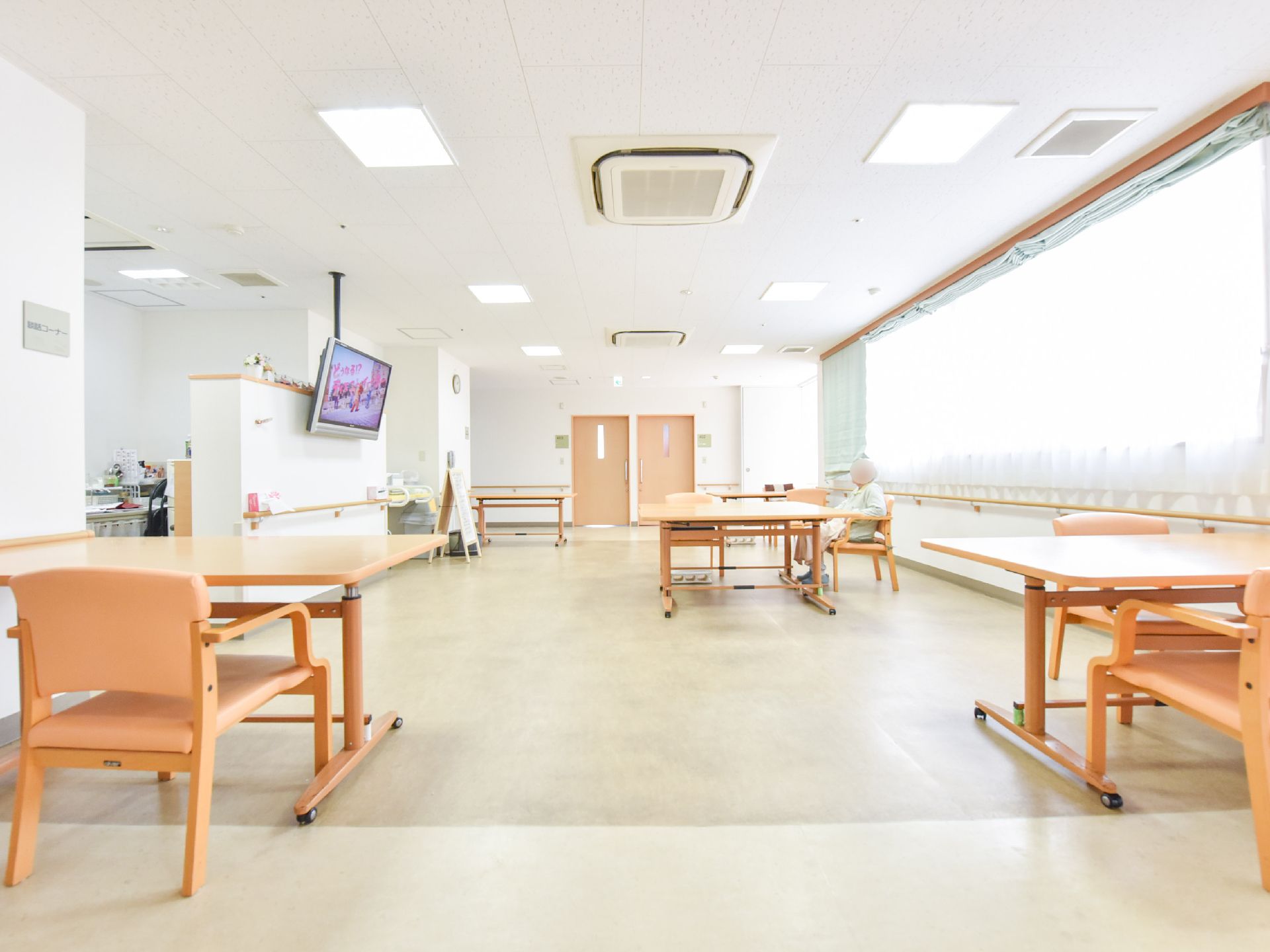 談話室にはテーブルが5つ設置されている。テーブルにはキャスターがあり自由に移動させることが可能になっている。