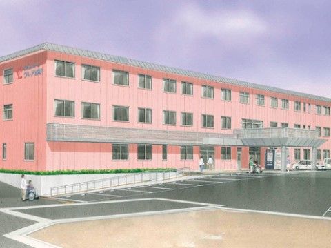 玄関は屋根付きで、下車の際にも雨にあたる事のないつくりとなっていて、敷地内からは、緩いスロープがついており、車椅子での移動も可能。