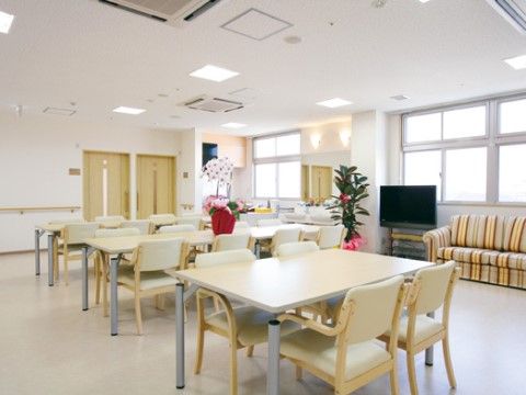 食事をとる際や、多人数で歓談できるテーブルとリラックスできるソファーが備え付けられていて、憩いの場として活用できる。
